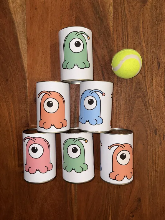 Bedruckte Monster-Dosen mit Ball für die Dosenwerfen-Station